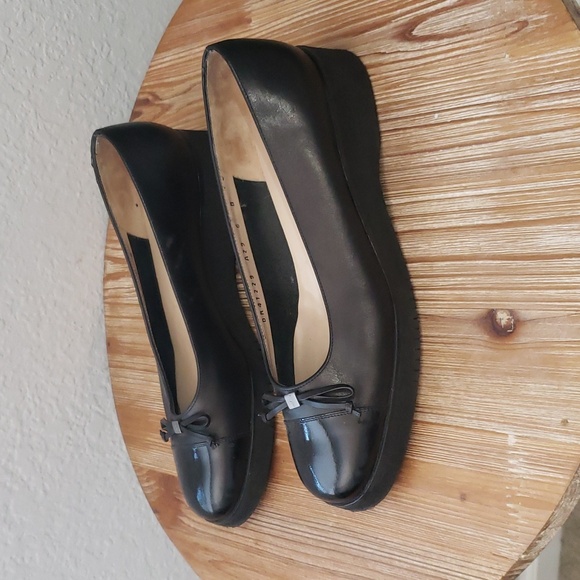 SALVATORE FERRAGAMO Classic Vara Black/Black Patent Bow Pump - Picture 3 of 12